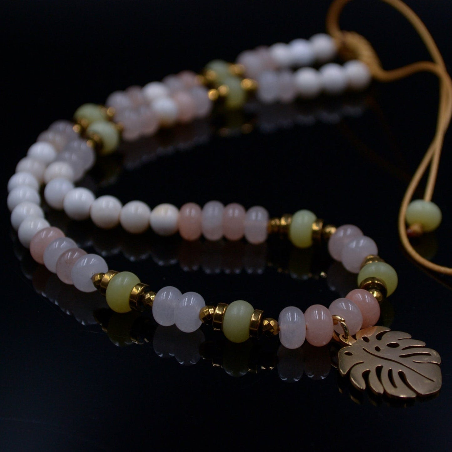 Monstera Deliciosa Leaf Necklace Women's Monstera Pendant Necklace Quartz Crystal Necklace Gift for Woman Short Pearl Beaded Necklace - Shamballa Necklace - Birthstone Necklace - Gemstone Necklace Women - Chakra Necklace - Macrame Necklace - Healing Necklace - Valinde