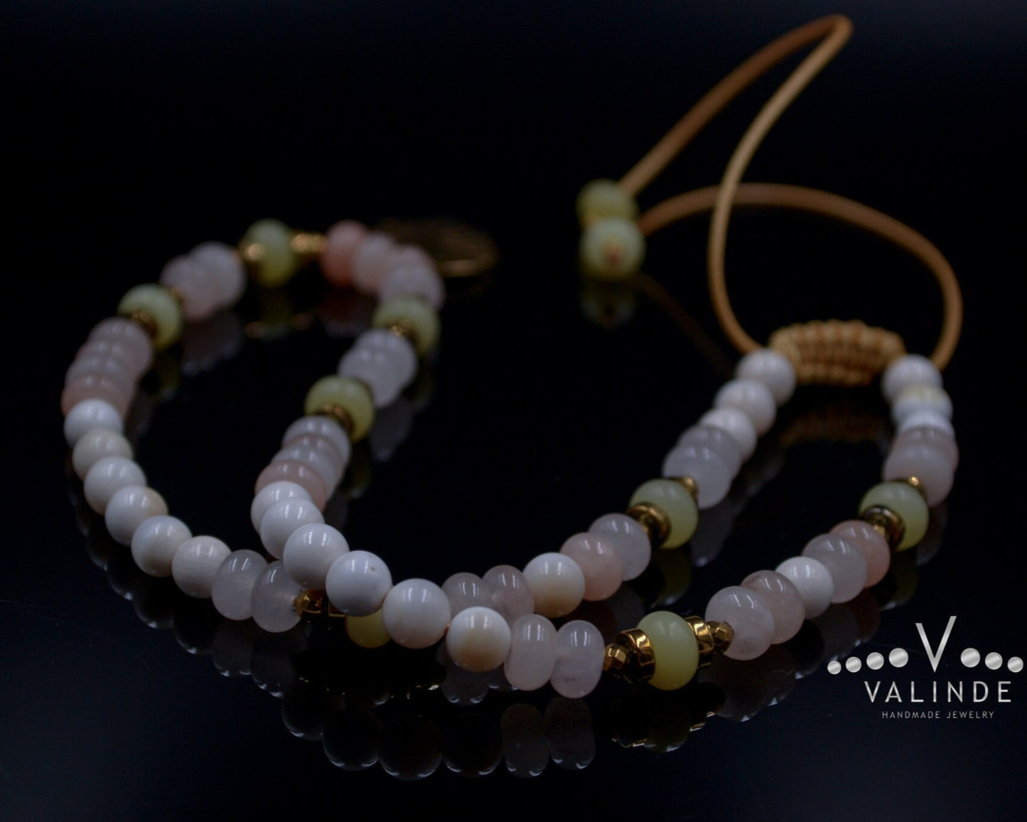 Monstera Deliciosa Leaf Necklace Women's Monstera Pendant Necklace Quartz Crystal Necklace Gift for Woman Short Pearl Beaded Necklace - Shamballa Necklace - Birthstone Necklace - Gemstone Necklace Women - Chakra Necklace - Macrame Necklace - Healing Necklace - Valinde