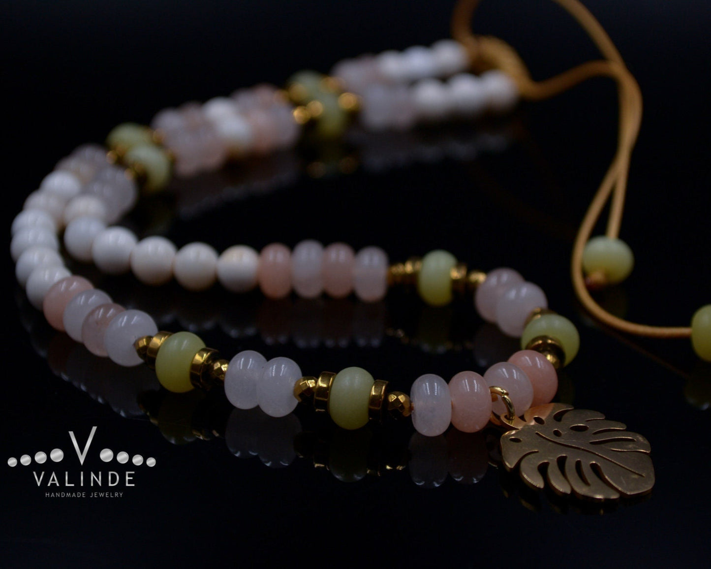 Monstera Deliciosa Leaf Necklace Women's Monstera Pendant Necklace Quartz Crystal Necklace Gift for Woman Short Pearl Beaded Necklace - Shamballa Necklace - Birthstone Necklace - Gemstone Necklace Women - Chakra Necklace - Macrame Necklace - Healing Necklace - Valinde