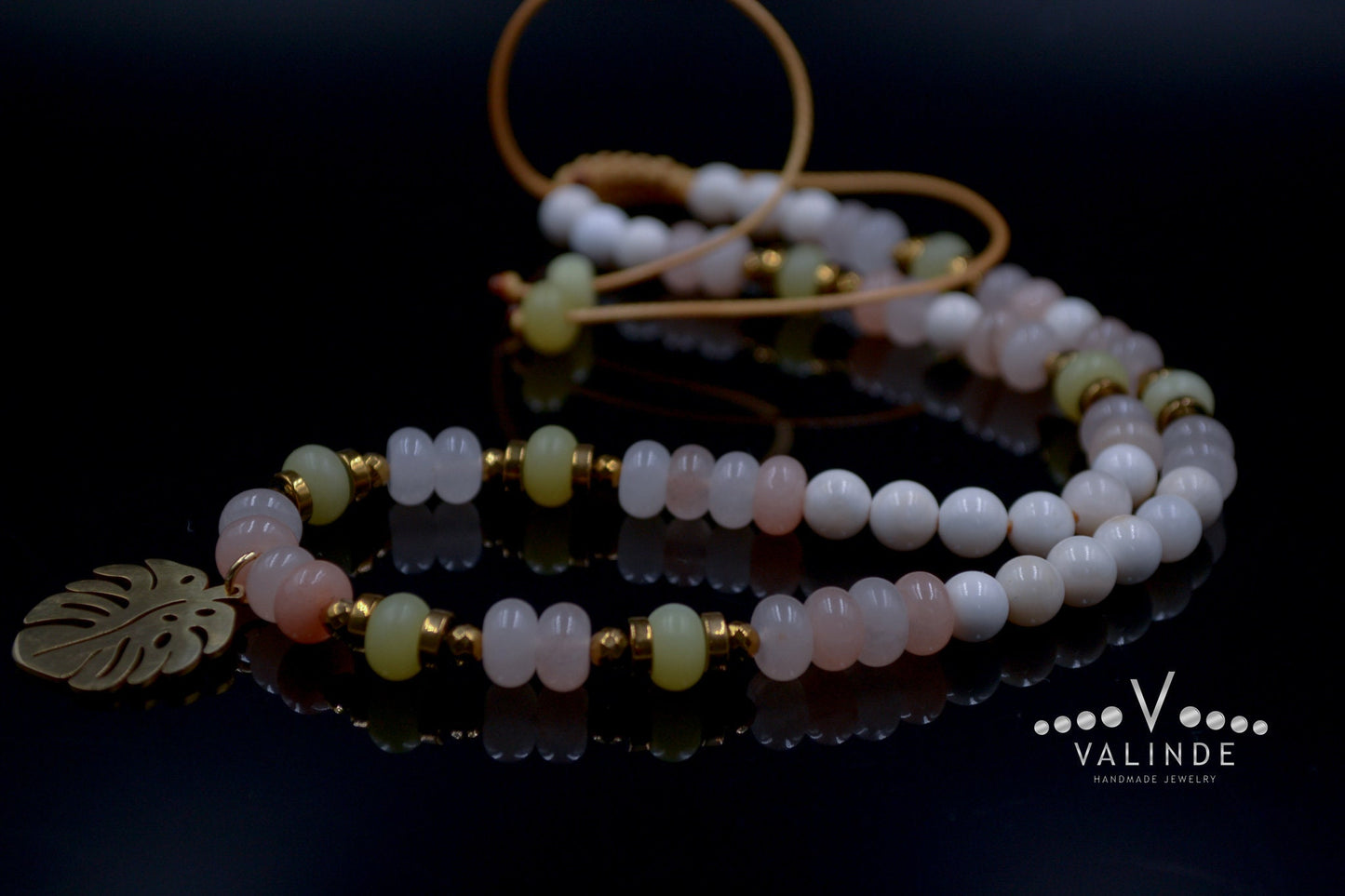 Monstera Deliciosa Leaf Necklace Women's Monstera Pendant Necklace Quartz Crystal Necklace Gift for Woman Short Pearl Beaded Necklace - Shamballa Necklace - Birthstone Necklace - Gemstone Necklace Women - Chakra Necklace - Macrame Necklace - Healing Necklace - Valinde