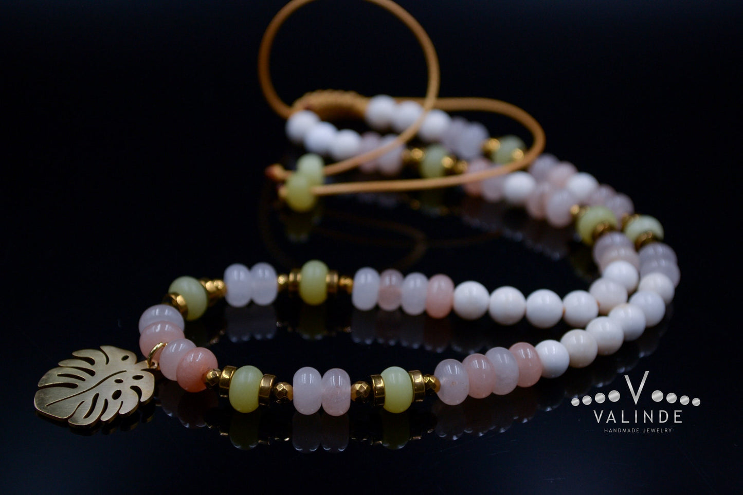 Monstera Deliciosa Leaf Necklace Women's Monstera Pendant Necklace Quartz Crystal Necklace Gift for Woman Short Pearl Beaded Necklace - Shamballa Necklace - Birthstone Necklace - Gemstone Necklace Women - Chakra Necklace - Macrame Necklace - Healing Necklace - Valinde