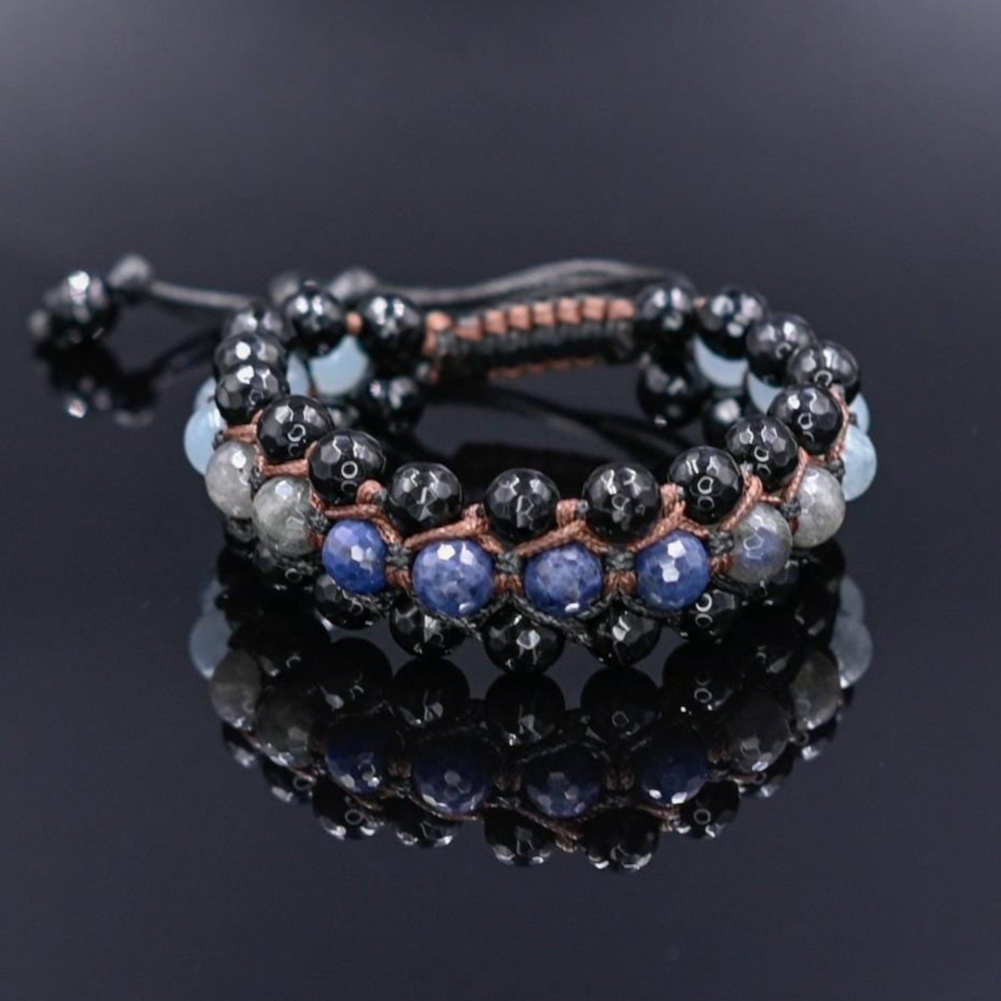 Herren Saphir Edelstein Armband 3 reihig Makramee Armband Aquamarin Armband Geschenk für Männer Mann Kristall Armband Verstellbar Armband -  Shamballa Bracelet  -  Birthstone Bracelet - Gemstone Bracelet Men - Chakra Bracelet - Macrame Bracelet - Healing Bracelet - Valinde
