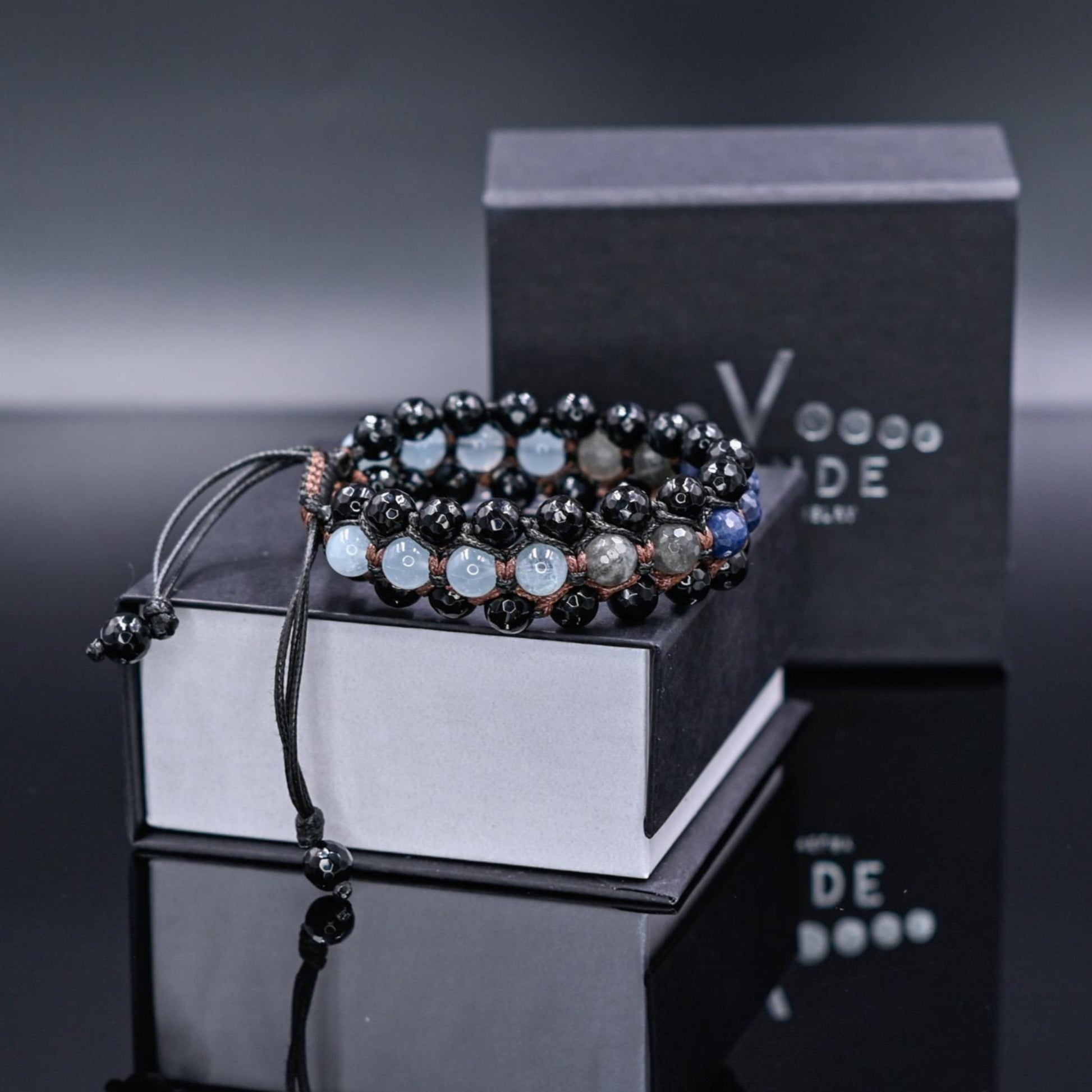 Herren Saphir Edelstein Armband 3 reihig Makramee Armband Aquamarin Armband Geschenk für Männer Mann Kristall Armband Verstellbar Armband -  Shamballa Bracelet  -  Birthstone Bracelet - Gemstone Bracelet Men - Chakra Bracelet - Macrame Bracelet - Healing Bracelet - Valinde
