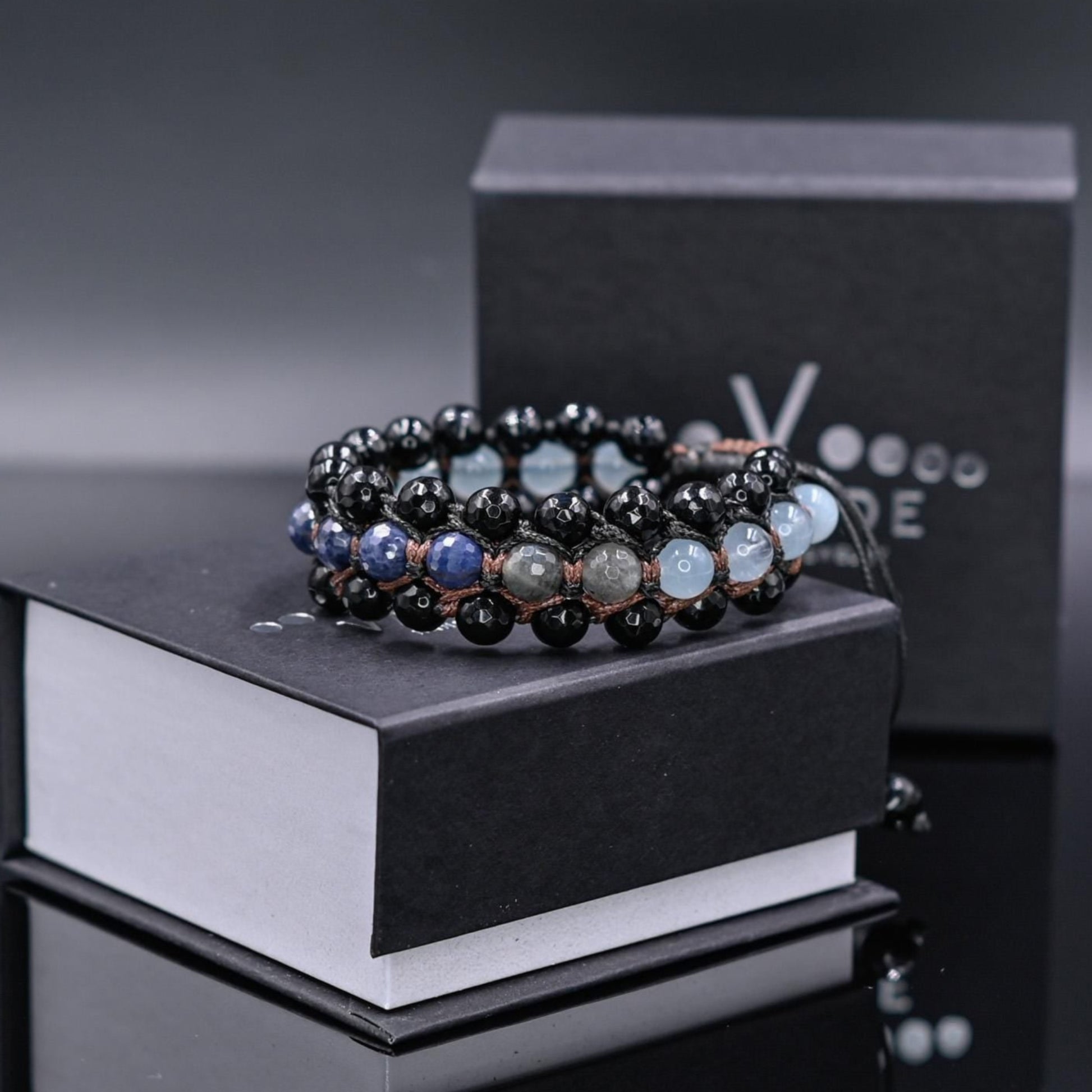Herren Saphir Edelstein Armband 3 reihig Makramee Armband Aquamarin Armband Geschenk für Männer Mann Kristall Armband Verstellbar Armband -  Shamballa Bracelet  -  Birthstone Bracelet - Gemstone Bracelet Men - Chakra Bracelet - Macrame Bracelet - Healing Bracelet - Valinde
