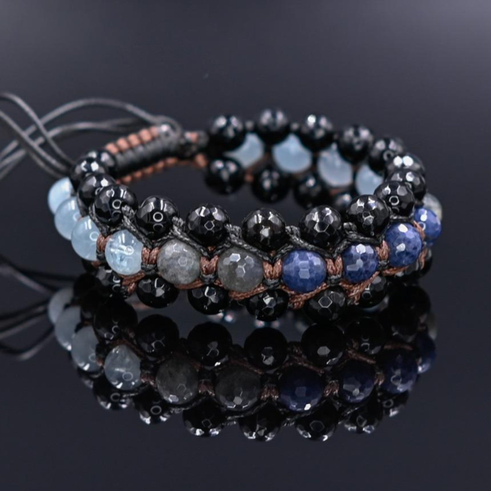 Herren Saphir Edelstein Armband 3 reihig Makramee Armband Aquamarin Armband Geschenk für Männer Mann Kristall Armband Verstellbar Armband -  Shamballa Bracelet  -  Birthstone Bracelet - Gemstone Bracelet Men - Chakra Bracelet - Macrame Bracelet - Healing Bracelet - Valinde
