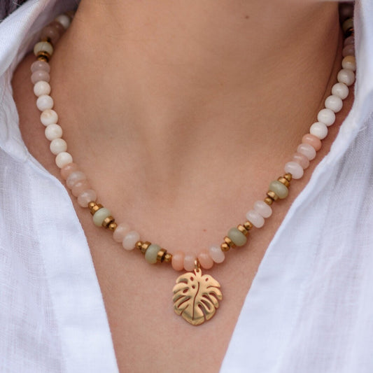 Monstera Deliciosa Leaf Necklace Women's Monstera Pendant Necklace Quartz Crystal Necklace Gift for Woman Short Pearl Beaded Necklace  - Shamballa Necklace - Birthstone Necklace - Gemstone Necklace Women - Chakra Necklace - Macrame Necklace  - Healing Necklace - Valinde
