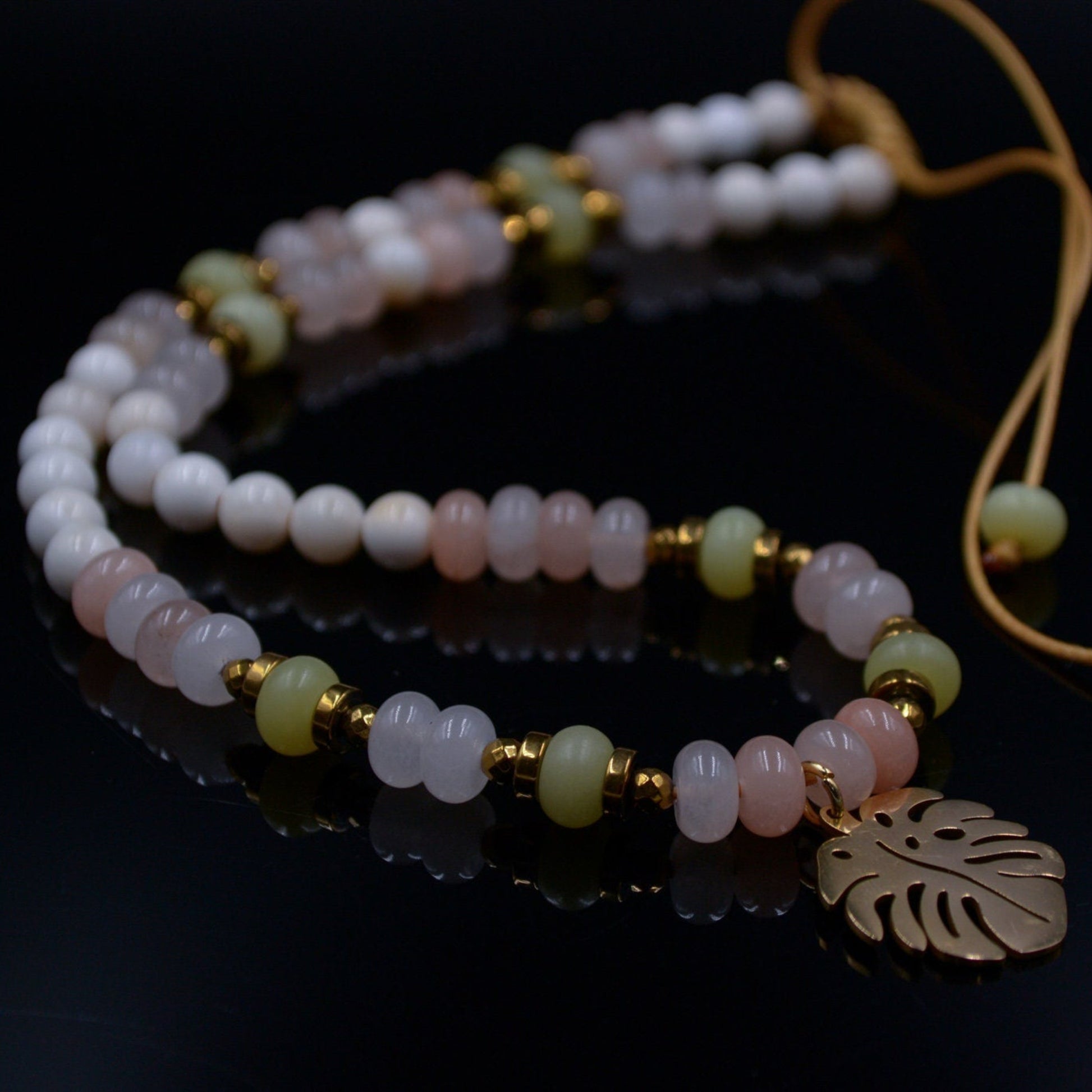 Monstera Deliciosa Leaf Necklace Women's Monstera Pendant Necklace Quartz Crystal Necklace Gift for Woman Short Pearl Beaded Necklace  - Shamballa Necklace - Birthstone Necklace - Gemstone Necklace Women - Chakra Necklace - Macrame Necklace  - Healing Necklace - Valinde
