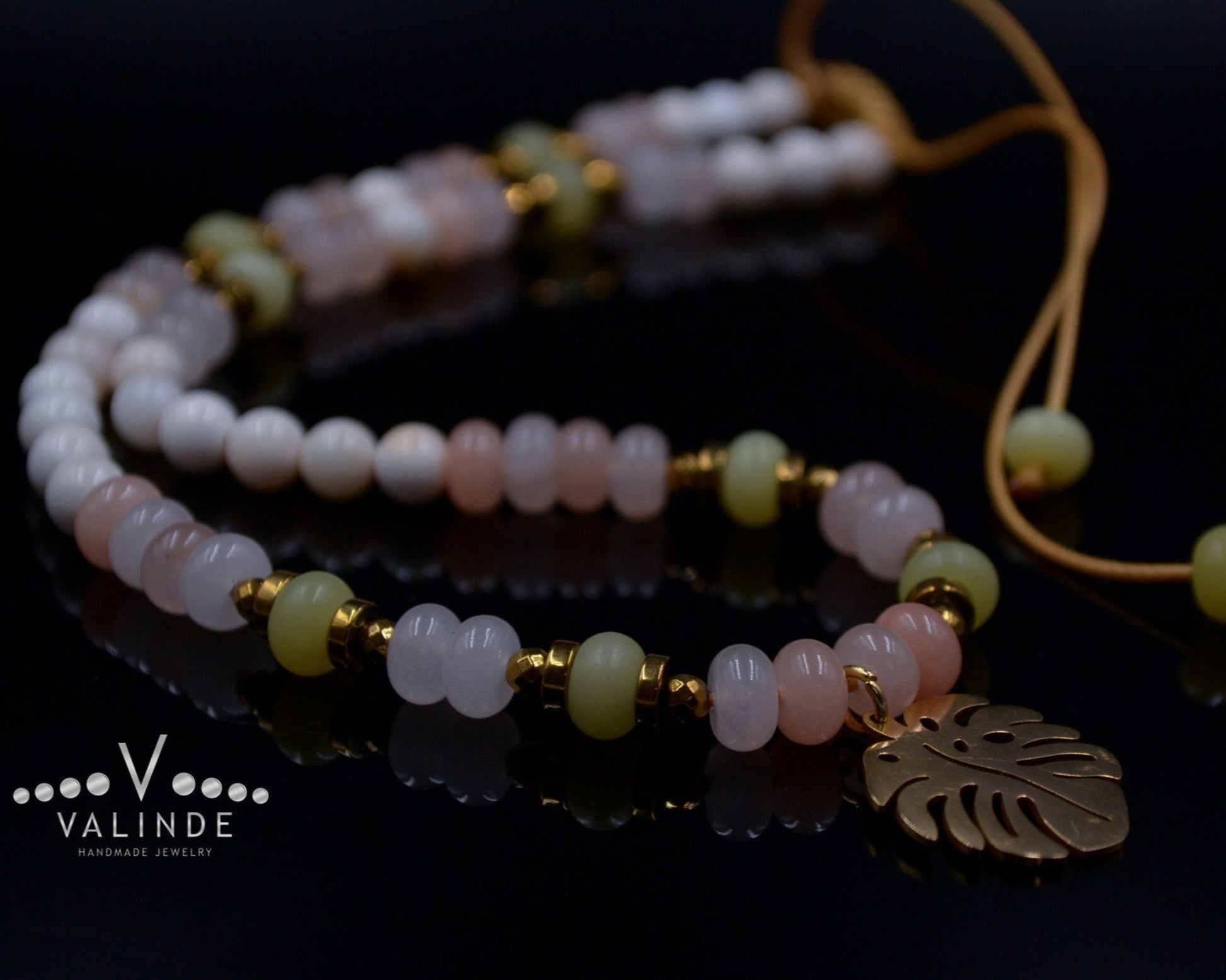 Monstera Deliciosa Leaf Necklace Women's Monstera Pendant Necklace Quartz Crystal Necklace Gift for Woman Short Pearl Beaded Necklace  - Shamballa Necklace - Birthstone Necklace - Gemstone Necklace Women - Chakra Necklace - Macrame Necklace  - Healing Necklace - Valinde

